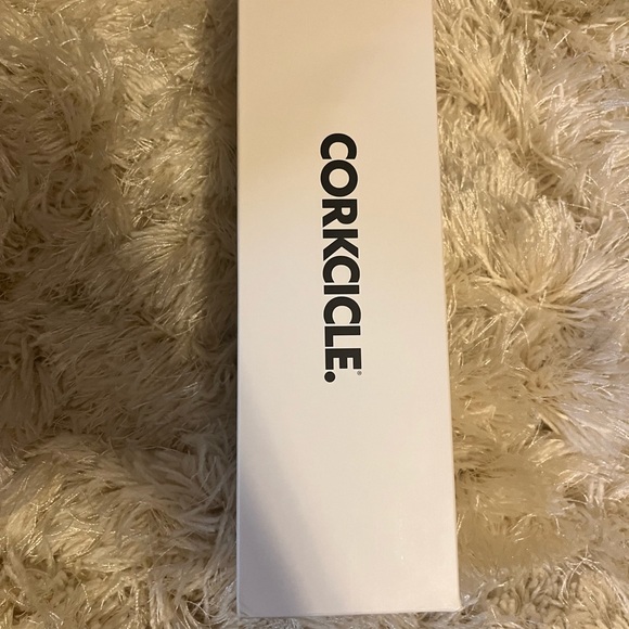 SOLD- Brand new Corkcicle Vanderbilt bottle - Picture 3 of 6